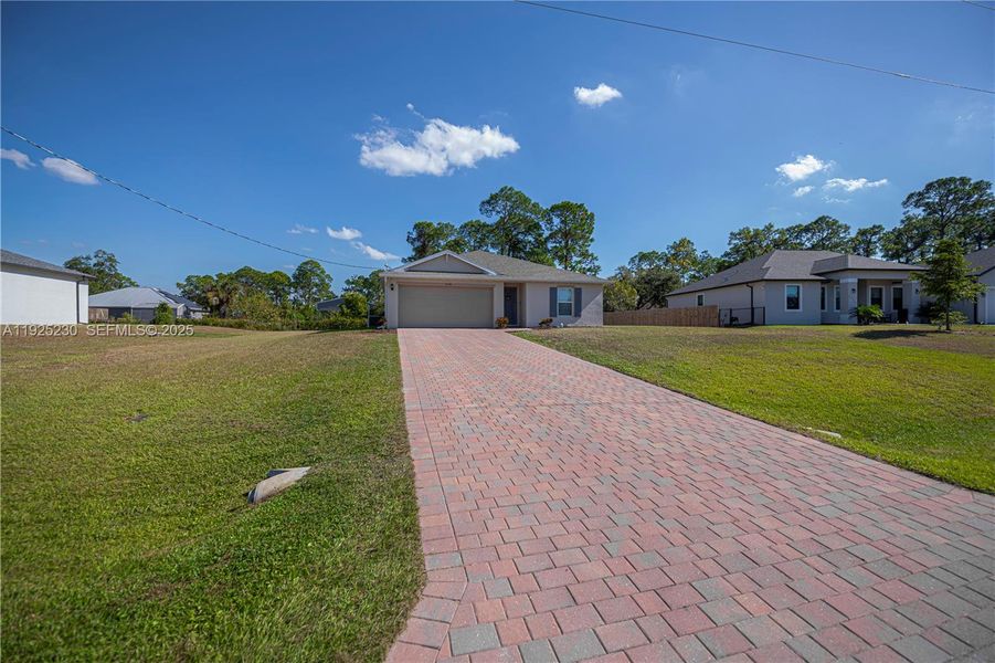 Exterior details and patio area of a home in , Labelle (Image 30).