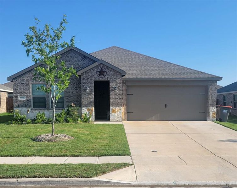 View of front facade with a front yard and a garage