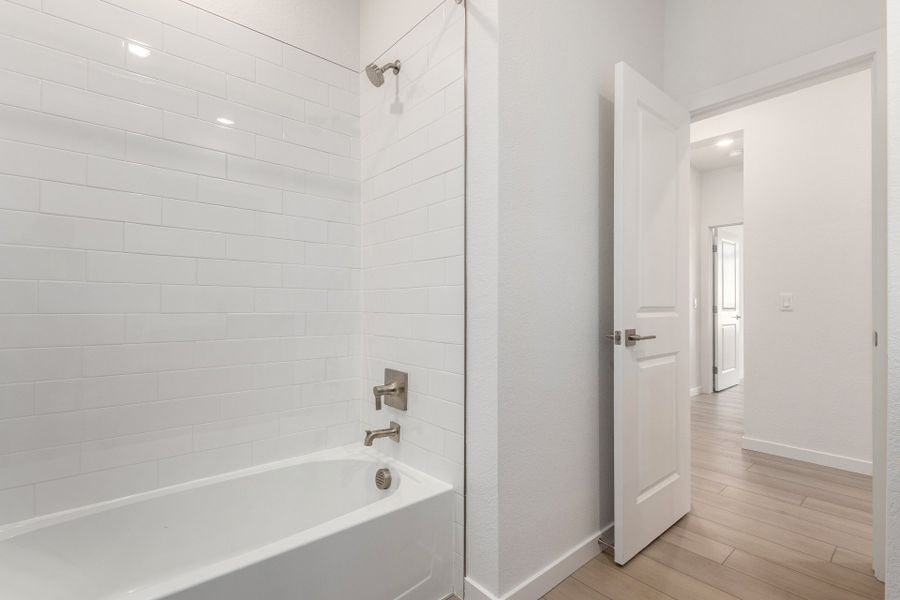 Spacious, unfurnished interior of a new home in Gateway Commons, Denver (Image 20).