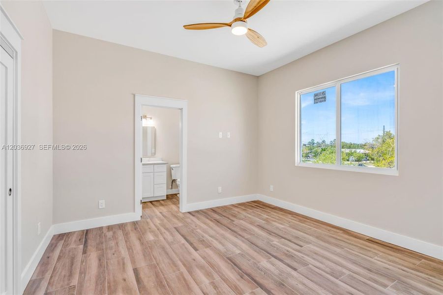 Spacious, unfurnished interior of a new home in , Big Pine Key (Image 38).