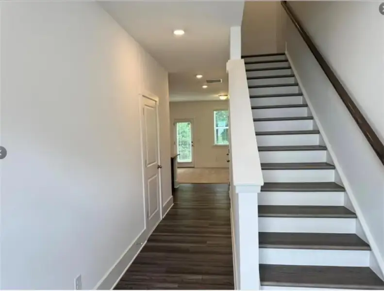 Spacious, unfurnished interior of a new home in Park Vue, Atlanta (Image 6).
