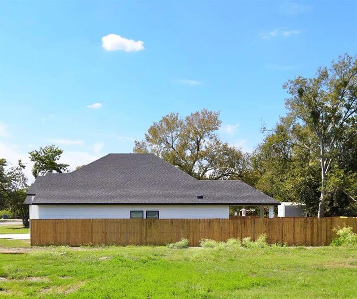 Exterior details and patio area of a home in , Corsicana (Image 31).