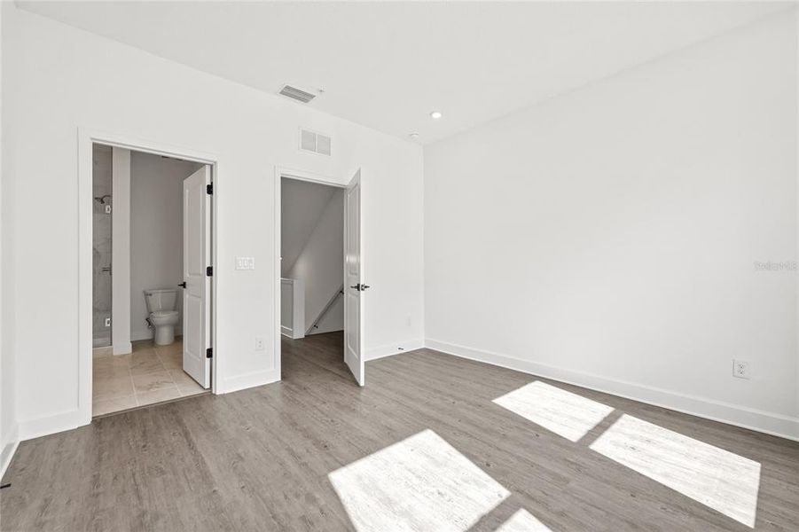 Spacious, unfurnished interior of a new home in Alante, St. Petersburg (Image 25).