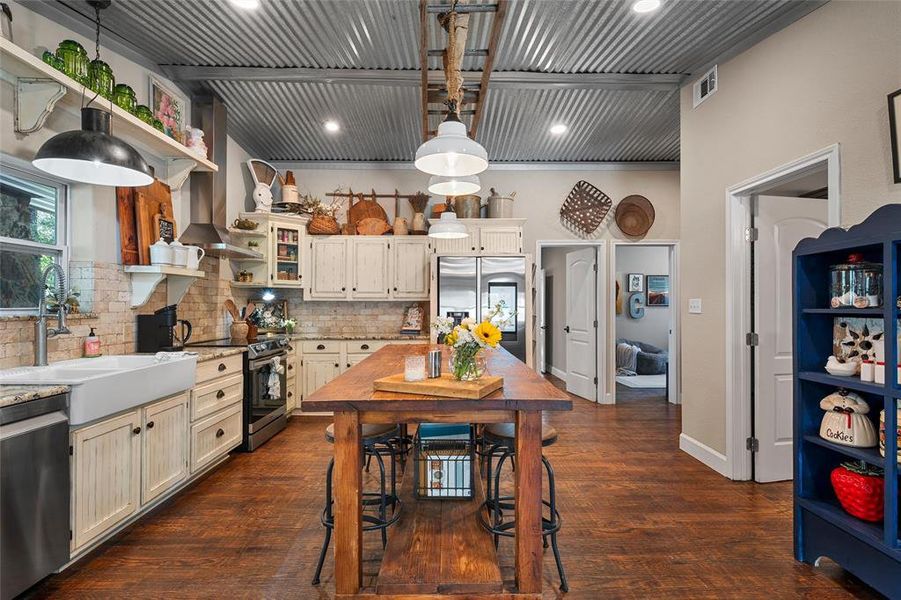 Furnished interior view inside a new home in , Groesbeck (Image 8).