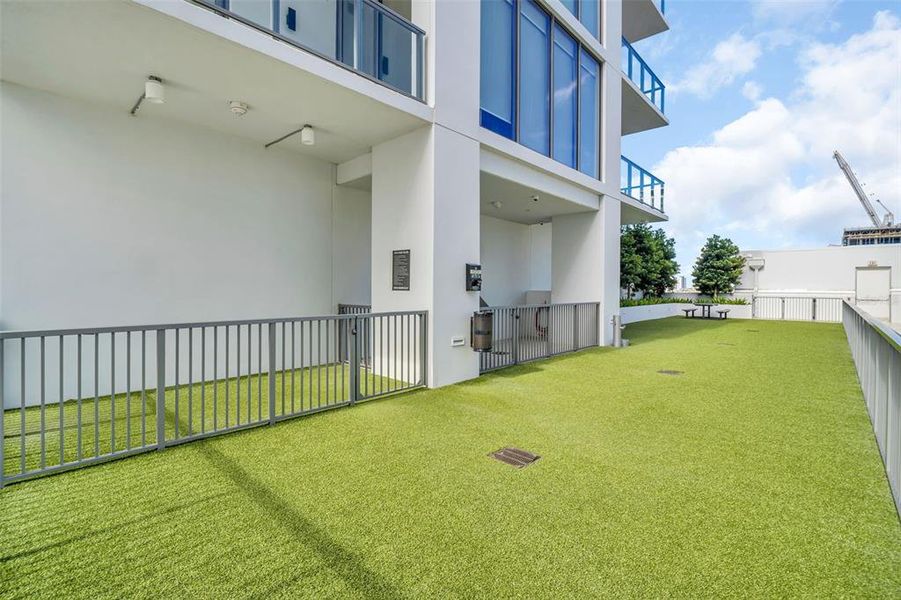 Exterior details and patio area of a home in , St. Petersburg (Image 25).
