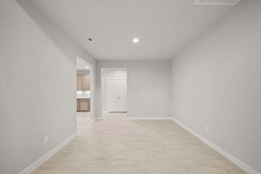 Spacious, unfurnished interior of a new home in Barton Creek Ranch, Conroe (Image 10). Spacious, unfurnished interior of a new home in Barton Creek Ranch, Conroe (Image 10).