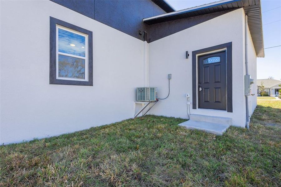 Exterior details and patio area of a home in , New Port Richey (Image 31).