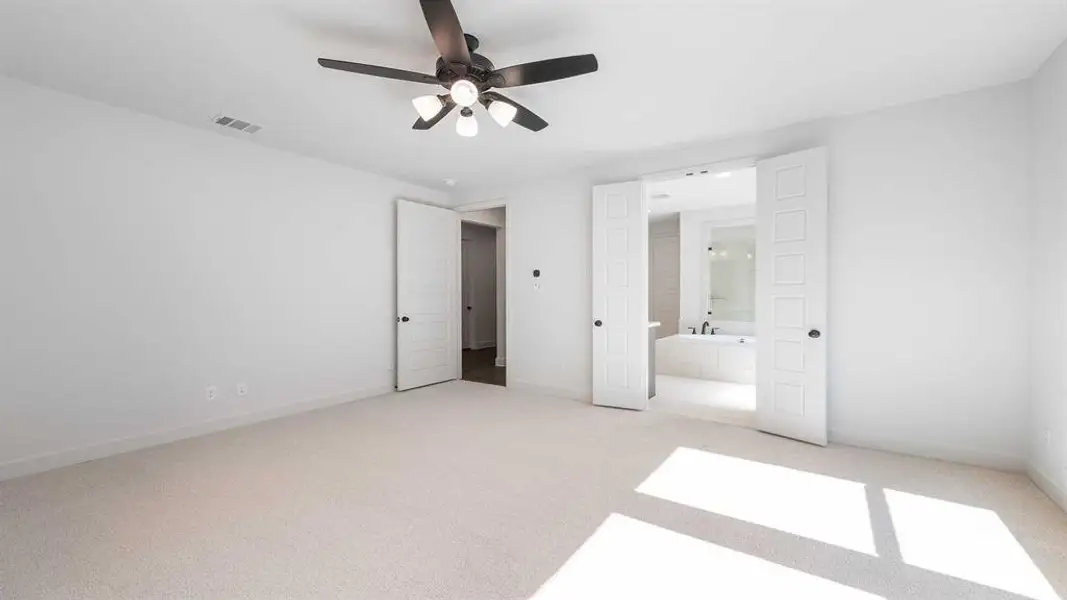 Spacious, unfurnished interior of a new home in The Parks At Wilson Creek 40', Celina (Image 16).