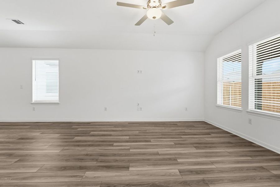 Spacious, unfurnished interior of a new home in Longview, Del Valle (Image 12).