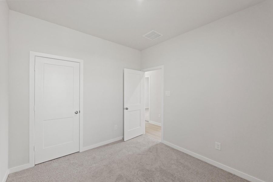 Spacious, unfurnished interior of a new home in River Ranch Trails, Dayton (Image 19).