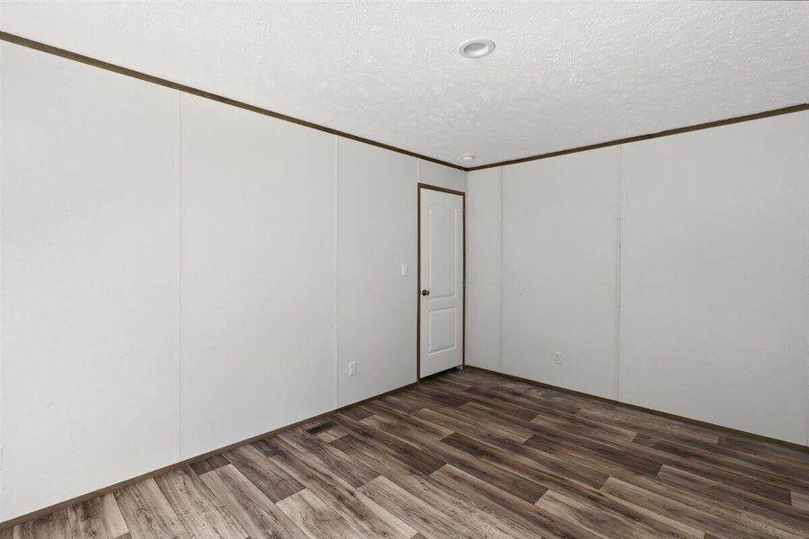 Spacious, unfurnished interior of a new home in , Cordesville (Image 12).