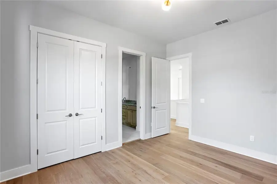 Spacious, unfurnished interior of a new home in , Tampa (Image 15).