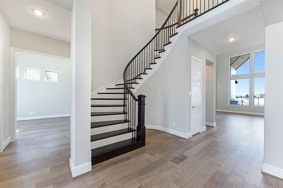 Spacious, unfurnished interior of a new home in Valencia, Manvel (Image 4).