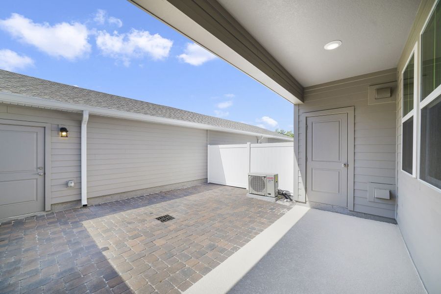 Exterior details and patio area of a home in Aulin Square, Oviedo (Image 3).
