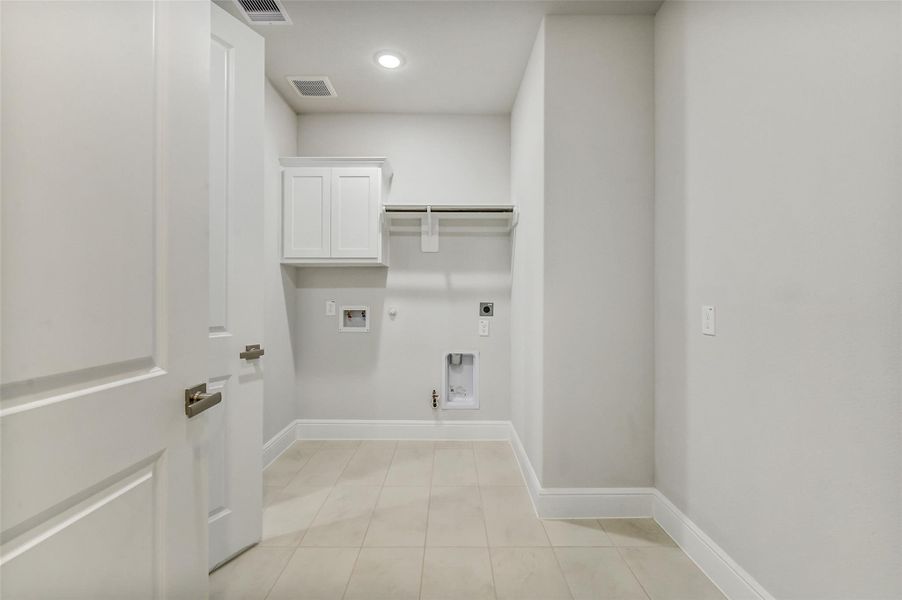 The large laundry room offers the choice of gas or electric dryer hook up. There is also room for an extra refrigerator or build in a place to use to fold your clothes. The large laundry room offers the choice of gas or electric dryer hook up. There is also room for an extra refrigerator or build in a place to use to fold your clothes.