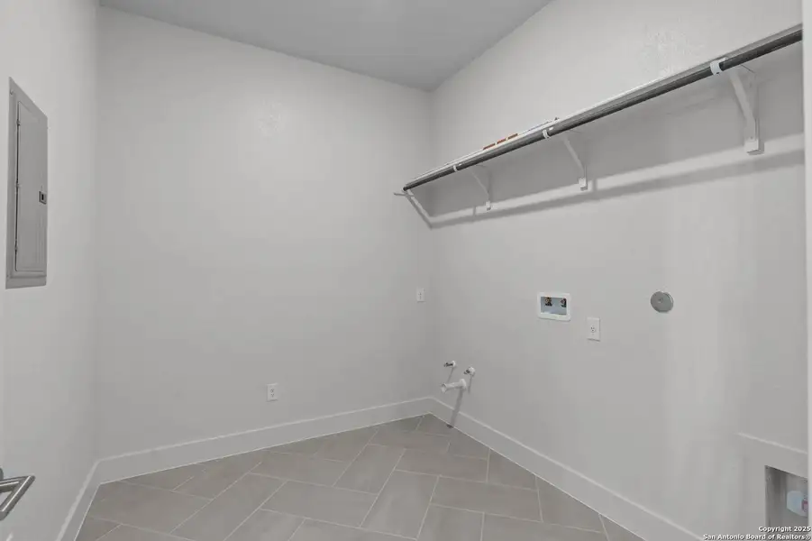 Spacious, unfurnished interior of a new home in Legacy at Lake Dunlap, New Braunfels (Image 10).