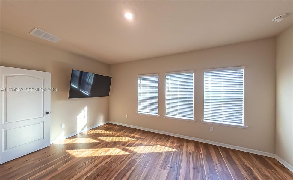 Spacious, unfurnished interior of a new home in , Clermont (Image 27).