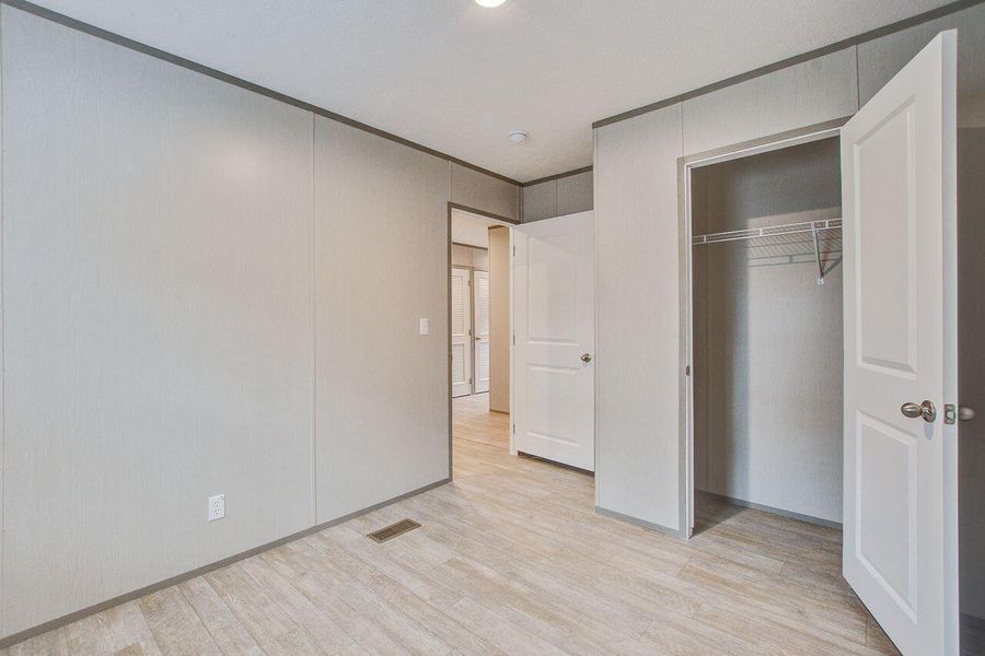 Spacious, unfurnished interior of a new home in , Walterboro (Image 17).