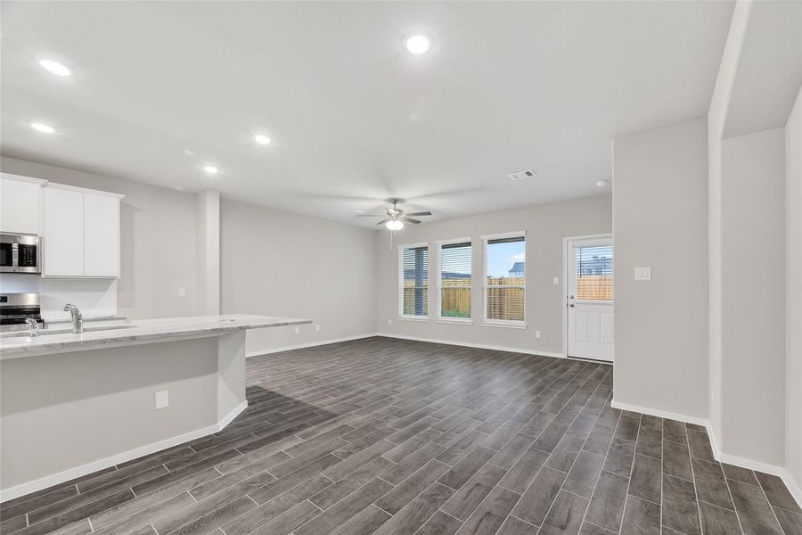 Spacious, unfurnished interior of a new home in Rollingbrook Estates, Baytown (Image 32).