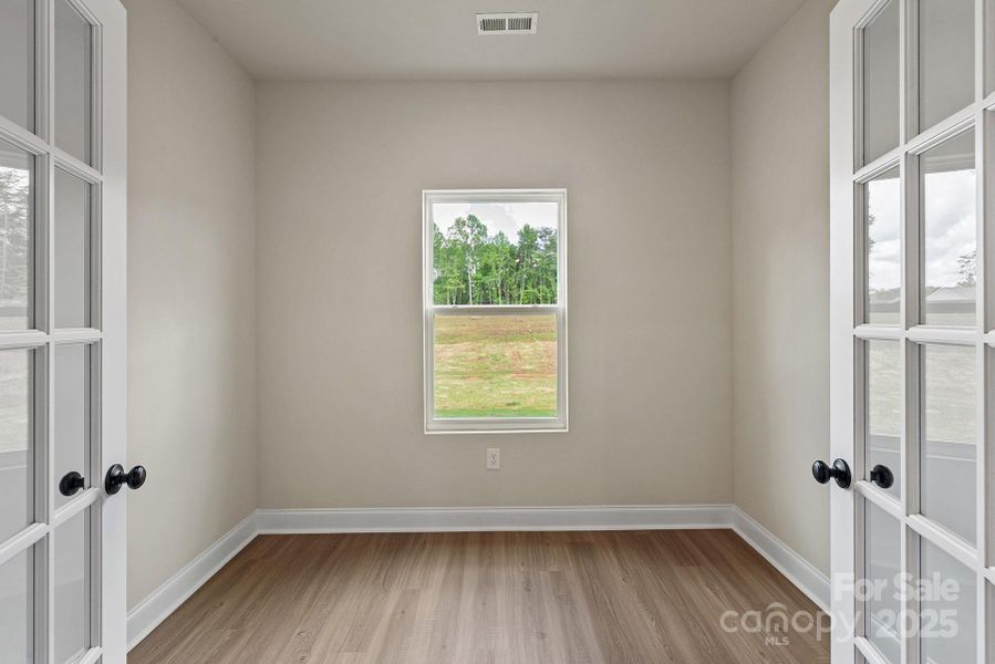 Spacious, unfurnished interior of a new home in Ascot Woods, Charlotte (Image 8).