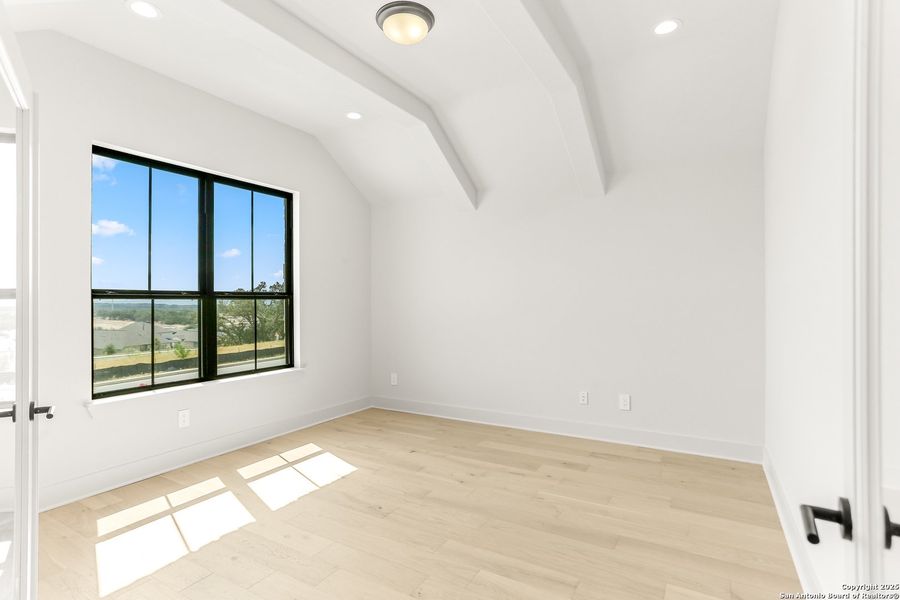 Spacious, unfurnished interior of a new home in Esperanza - 70', Boerne (Image 43).