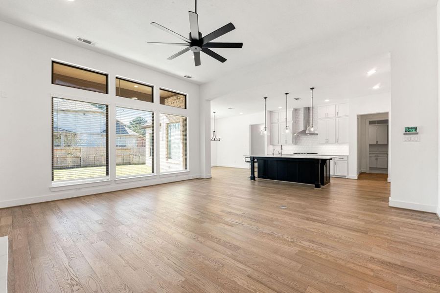 Spacious, unfurnished interior of a new home in Stewart’s Forest, Conroe (Image 11).