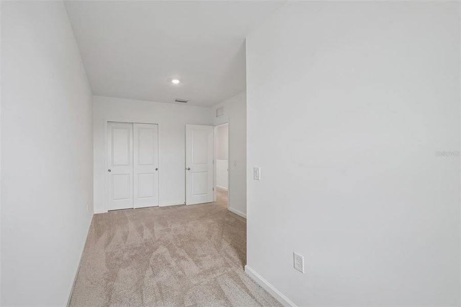 Spacious, unfurnished interior of a new home in , Sarasota (Image 34).
