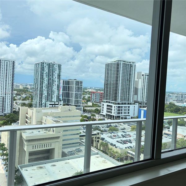 Condo located in Miami, FL showcasing its design and architecture (Image 20).