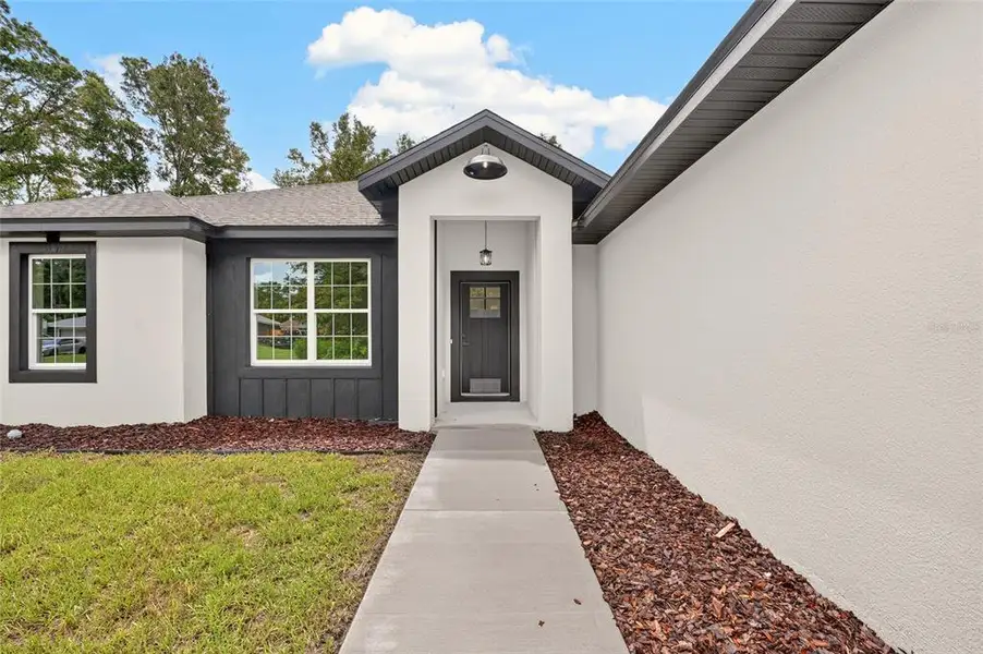 Exterior details and patio area of a home in , Ocala (Image 3).