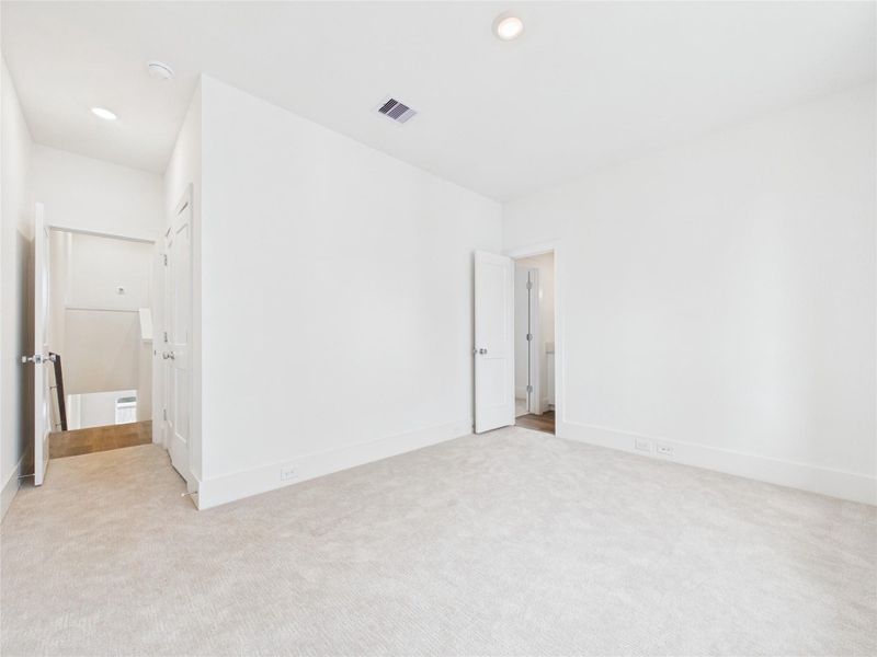 Spacious, unfurnished interior of a new home in , Houston (Image 24).