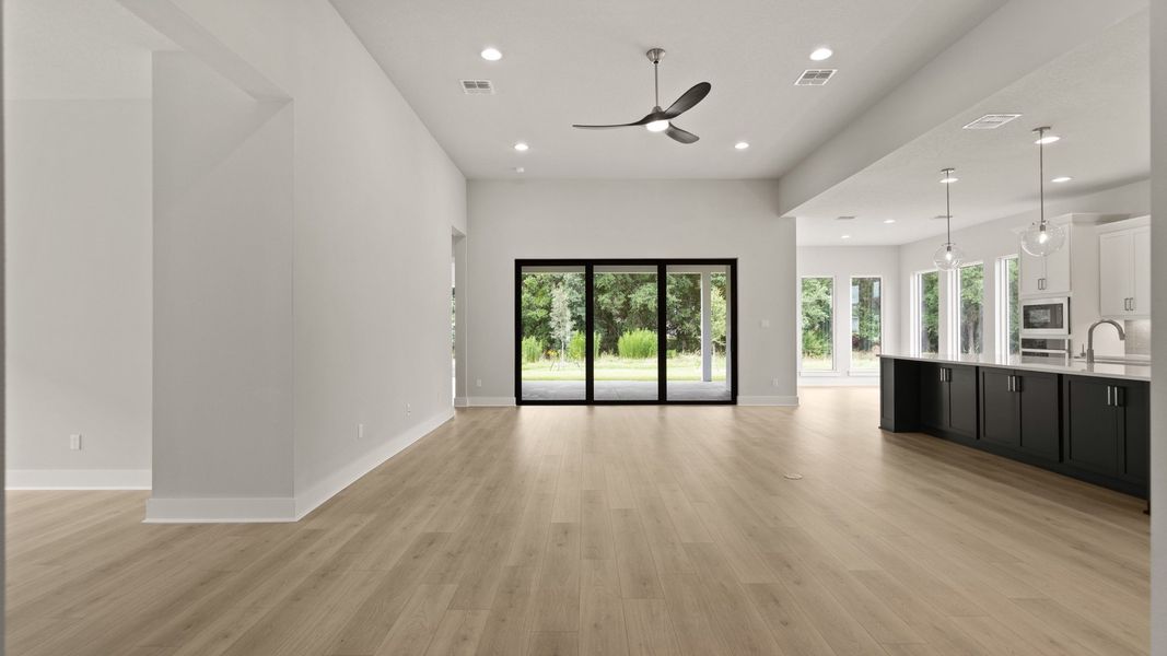 Spacious, unfurnished interior of a new home in Turnleaf, Punta Gorda (Image 10).