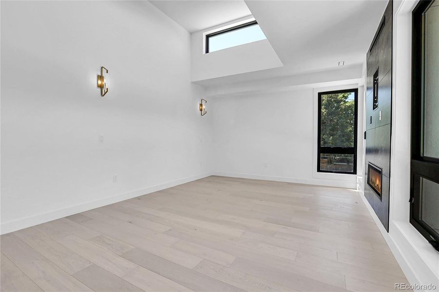 Spacious, unfurnished interior of a new home in , Denver (Image 40).