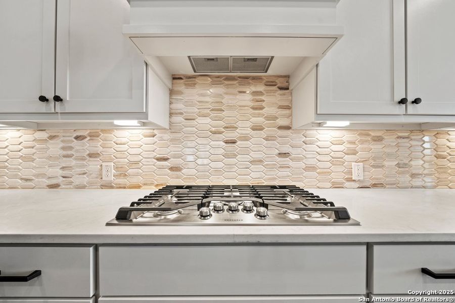 Furnished interior view inside a new home in La Cima 60', San Marcos (Image 13).