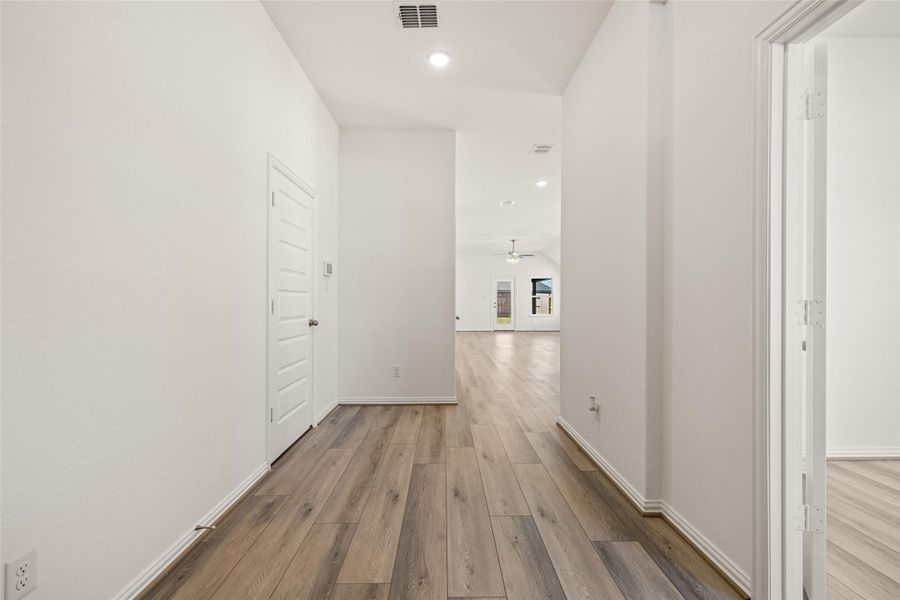 Spacious, unfurnished interior of a new home in River Ranch, Dayton (Image 21).