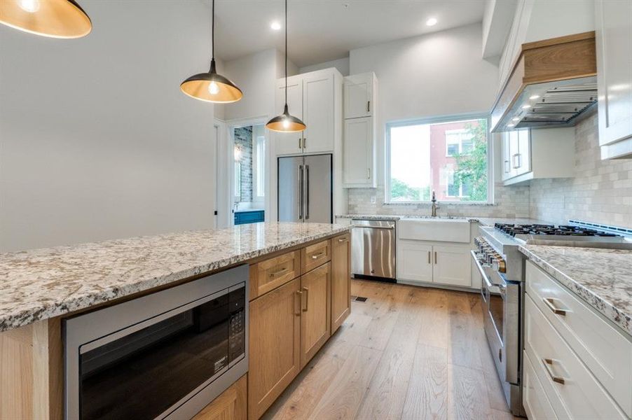 Furnished interior view inside a new home in , Grapevine (Image 17).