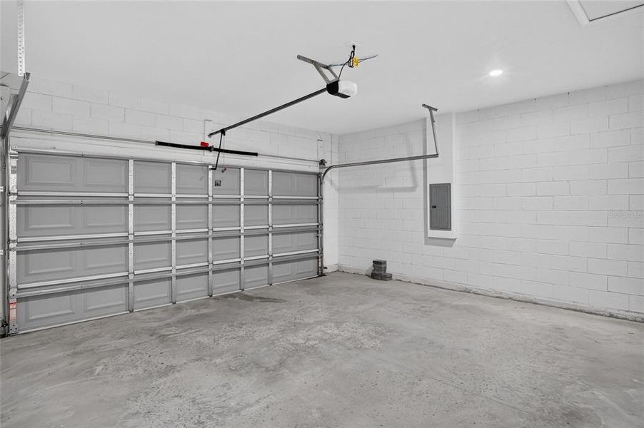 Spacious, unfurnished interior of a new home in , Ocala (Image 20).