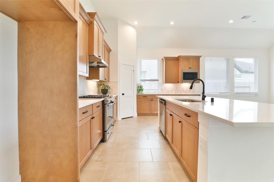 The convection oven and separate microwave offer the perfect blend of functionality and convenience—ideal for preparing your dream meals with ease. The convection oven and separate microwave offer the perfect blend of functionality and convenience—ideal for preparing your dream meals with ease.