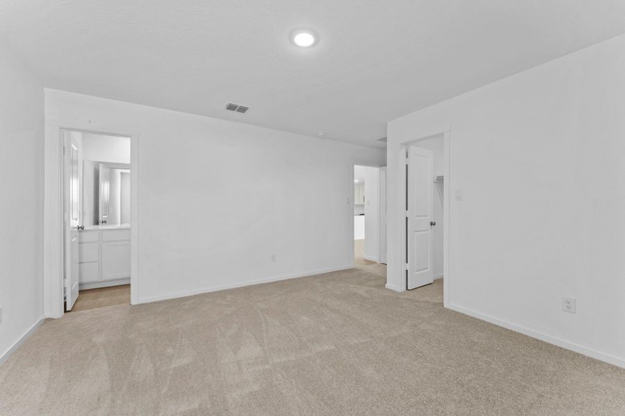 Spacious, unfurnished interior of a new home in Friendship Oaks, Fredericksburg (Image 18).