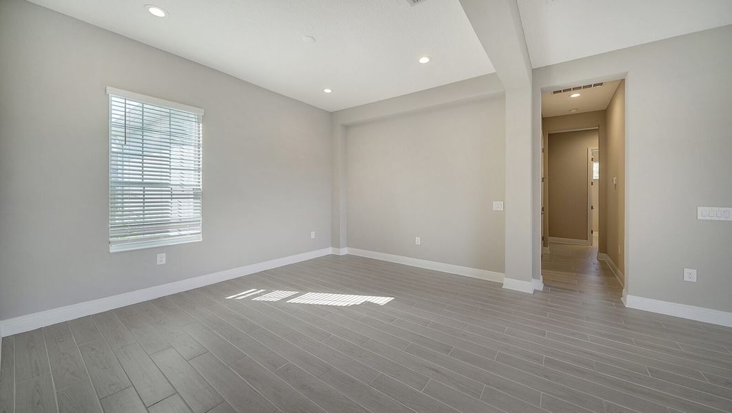 Spacious, unfurnished interior of a new home in Grand Palm, Venice (Image 15).