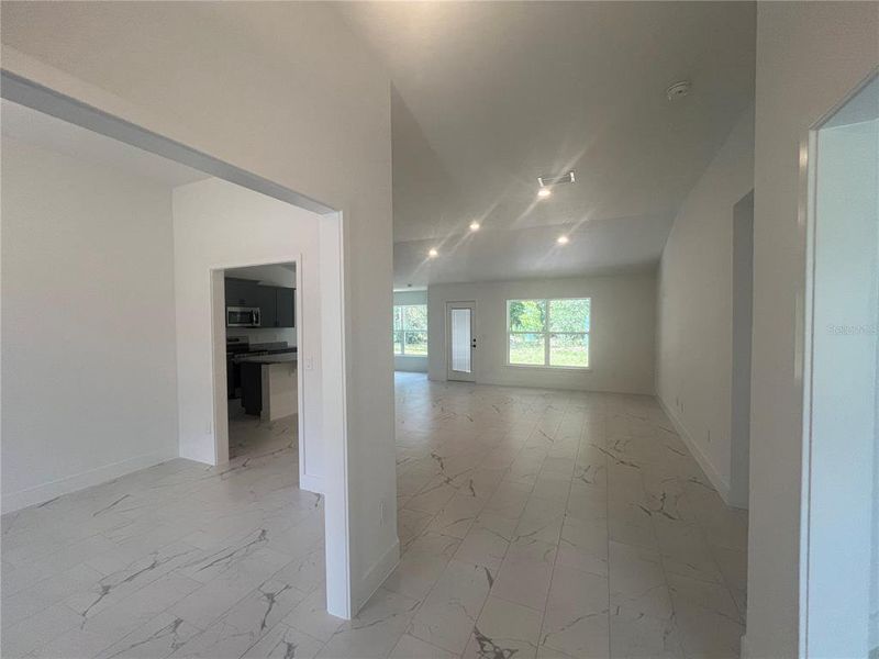 Spacious, unfurnished interior of a new home in , Ocala (Image 5).