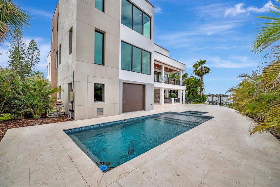 Condo located in St. Petersburg, FL showcasing its design and architecture (Image 7).