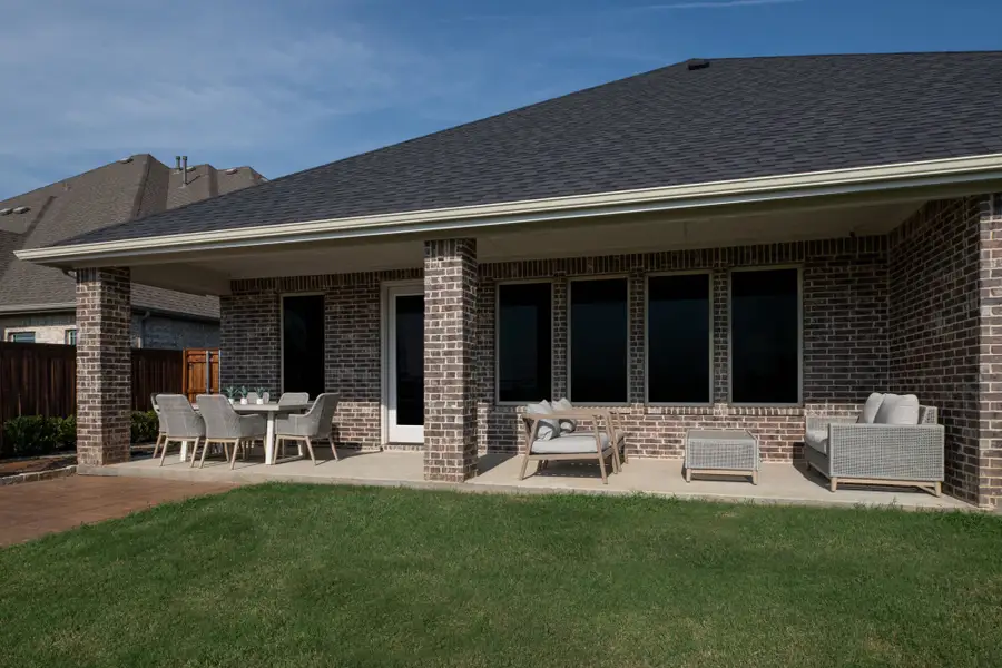 Photo representation of the Siena model. Colors, finishes and options will vary.