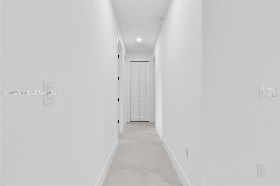 Spacious, unfurnished interior of a new home in , Lehigh Acres (Image 23).