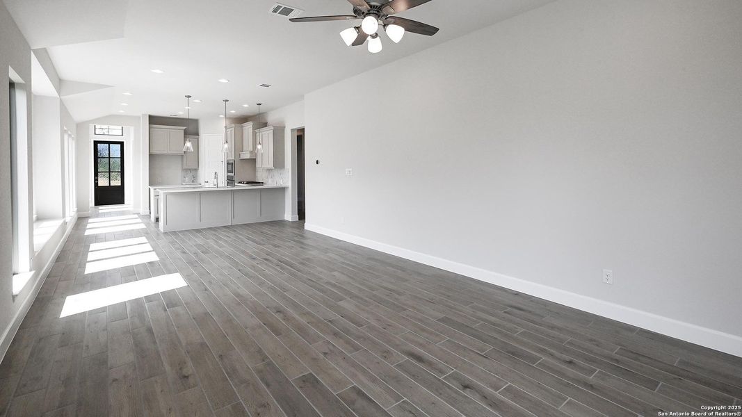 Spacious, unfurnished interior of a new home in Solms Landing 45', New Braunfels (Image 11).