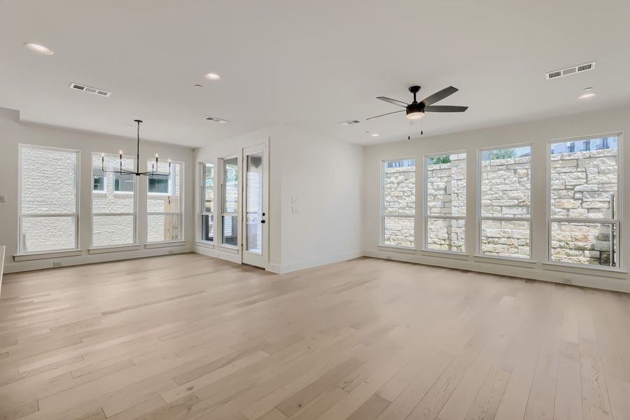 3129 Sir Judge - Living Area
