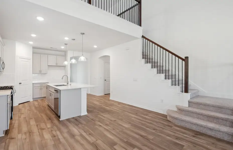 STOCK PHOTO-COLORS & FEATURES MAY VARY