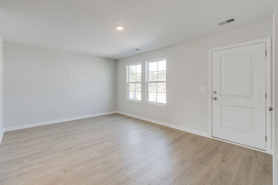 Spacious, unfurnished interior of a new home in Astoria, Columbia (Image 14).