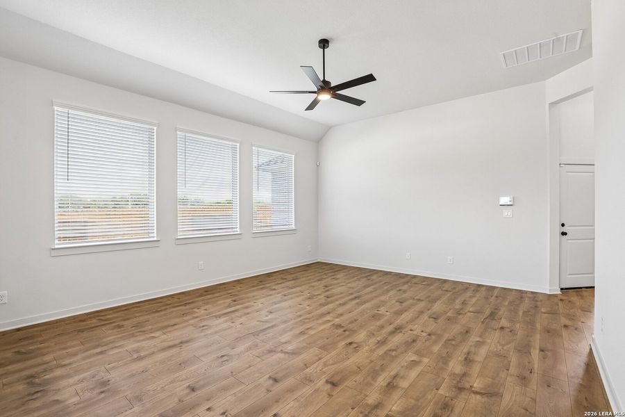 Spacious, unfurnished interior of a new home in Stream Waters, Seguin (Image 13).