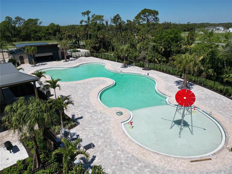 Community amenities in Oakfield Lakes, Parrish (Image 4).