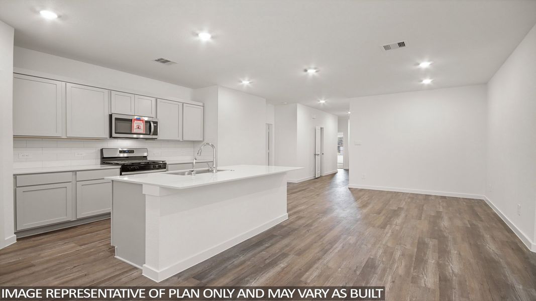 Furnished interior view inside a new home in Silverthorne, Conroe (Image 3).